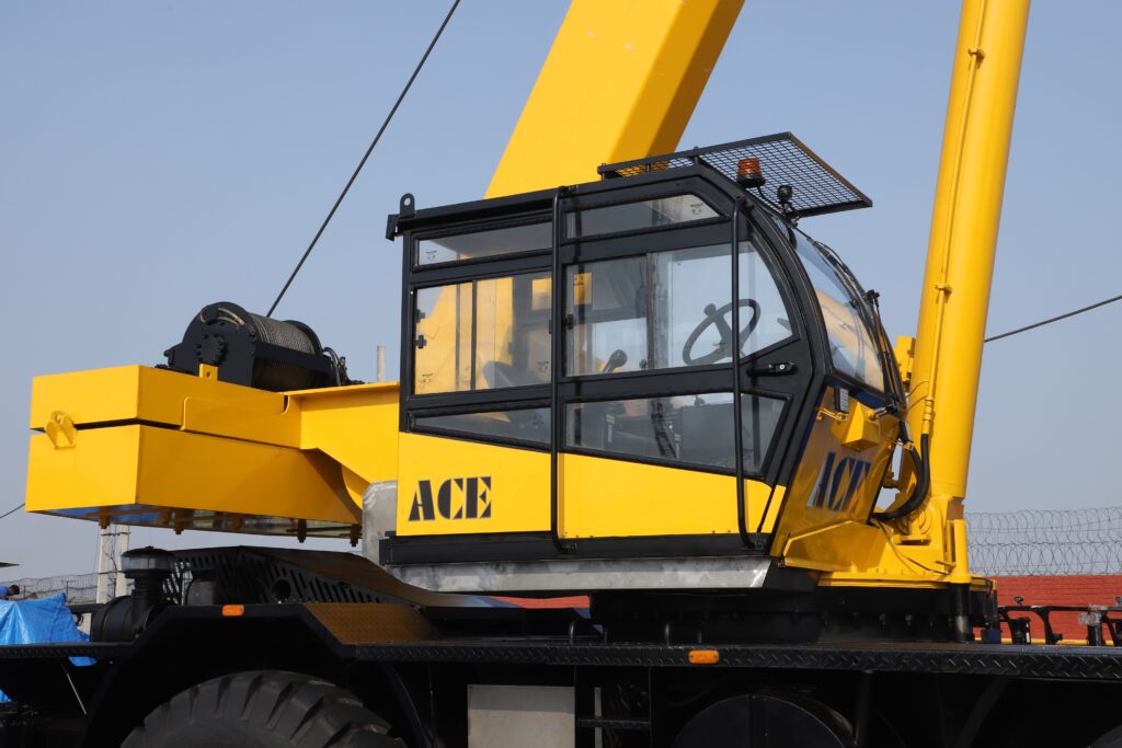 Szczegółowy widok mobilnego dźwigu ACE 40XW w Faridabad, ukazujący jego układ hydrauliczny